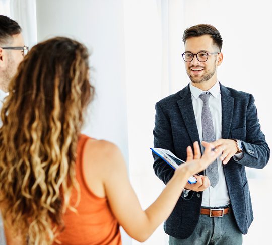 Contacta con Arazalda para información sobre promociones inmobiliarias en Madrid y viviendas disponibles.